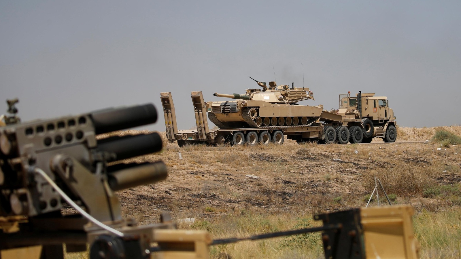 الجيش ينقل معدات عسكرية ثقيلة للمعارك داخل الفلوجة (رويترز)