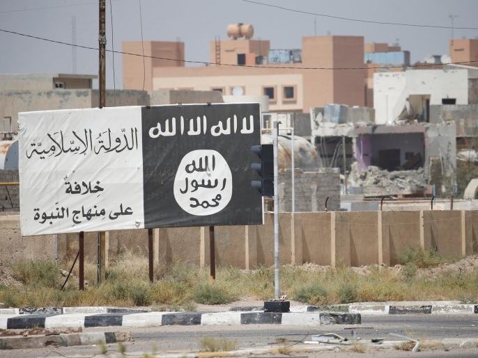 ‪لافتة لراية تنظيم الدولية الإسلامية في الفلوجة منتصف العام الجاري‬  (رويترز)