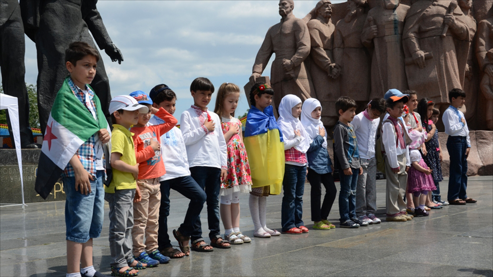  أطفال ألقوا أشعارا دعت إلى السلام ضمن فعالية اليوم العالمي للأطفال ضحايا النزاعات المسلحة (الجزيرة)