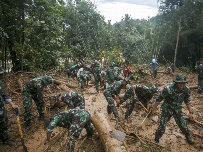 جنود إندونيسيون يبحثون عن ضحايا قد يكونون مطمورين تحت الأوحال في إحدى مناطق جاوة الوسطى (الأوروبية)