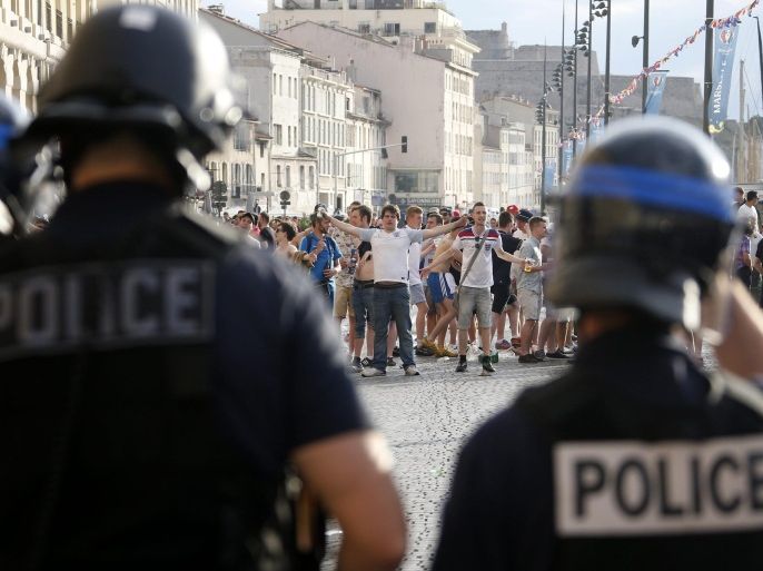 Fans face riot police during clashes bewteen English and Russian supporters at the Old Port of Marseille, France, 10 June 2016, on the eve of the UEFA EURO 2016 group B preliminary round match between England and Russia. The UEFA EURO 2016 soccer championship runs from 10 June to 10 July 2016 in France.