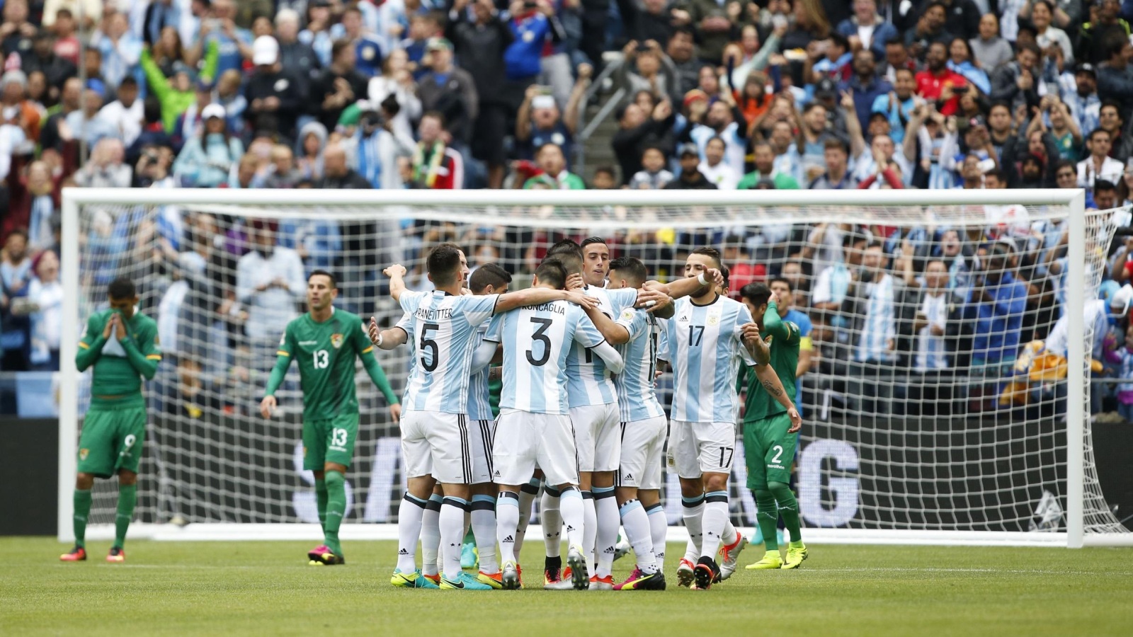 منتخب الأرجنتين تصدر المجموعة الرابعة (رويترز)