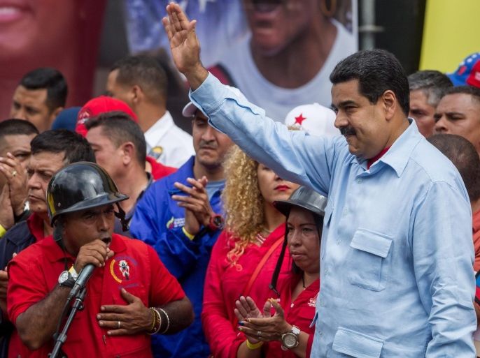 President of Venezuela, Nicolas Maduro (R), participates in a demonstration of a group of people, public officials and supporters, in Caracas, Venezuela, 31 May 2016. Organization of American States head Luis Almagro on 31 May invoked the body's Democratic Charter against Venezuela, an unprecedented step that could lead to the country's suspension from the OAS. With this step a process of meetings and votes is initiated that could lead to resolutions and diplomatic moves for the eventual suspension of Venezuela from membership in the organization, which would require a two-thirds majority of the foreign ministers, something that has only occurred once, after the coup d'etat in Honduras in 2009.