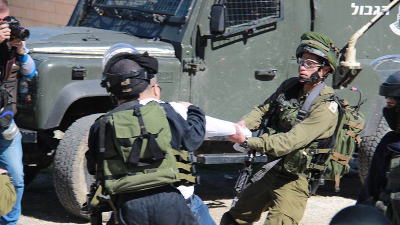 ‪جنود الاحتلال واصلوا قمع الفلسطينيين بغطاء من الكنيست والقضاء الإسرائيليين‬ (الجزيرة)