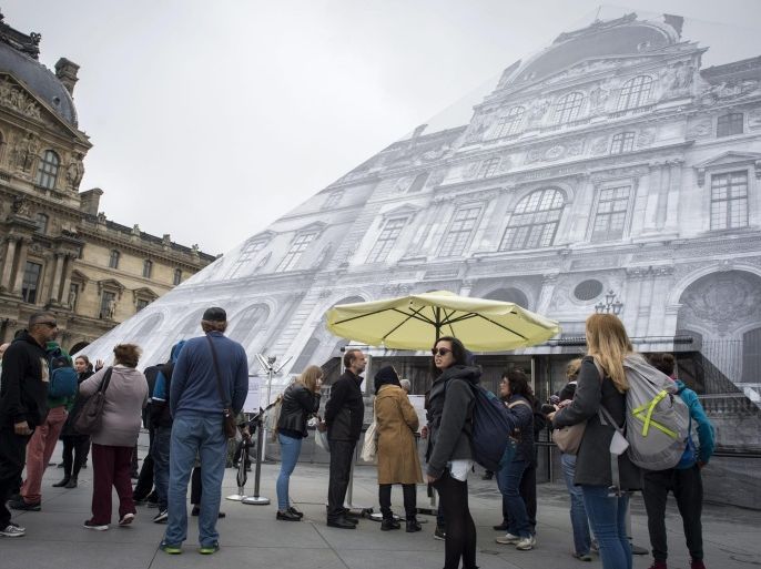 Tourists read stand outisde the Louvre Museum closed to public as artworks have to be moved to safety due to a threat of flooding of the Seine River in Paris, France, 03 June 2016. Floods and heavy rain drenched about a quarter of the French territory over several days.