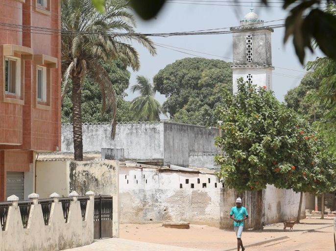 Children walk in front of a Kuwait-funded mosque near the home of a student who left to join the Islamic State in Libya, in Ziguinchor, Senegal, March 3, 2016. REUTERS/Jean-Francois Huertas