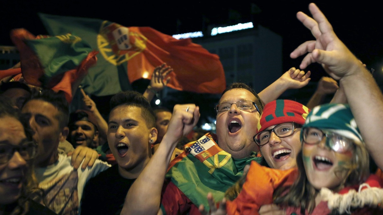 ‪التتويج بكأس أمم أوروبا ألهب البرتغال‬ (رويترز)