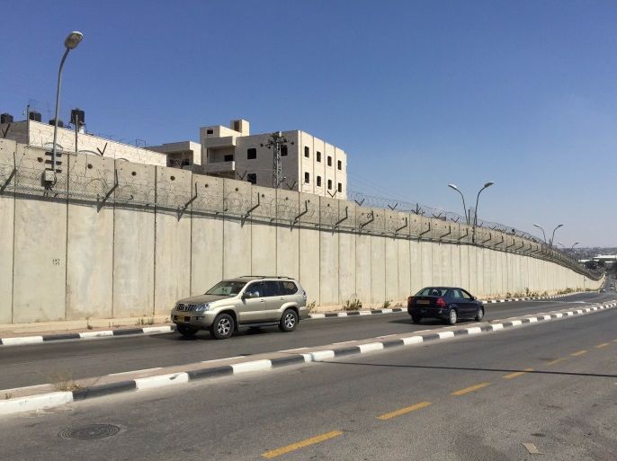 الجدار الاحتلال عزل أحياء بكاملها عن قلب القدس
