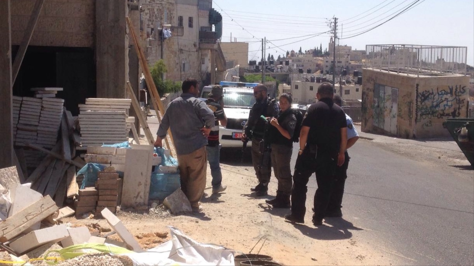 ‪عناصر من قوات الاحتلال تداهم ورشة بناء في حي الطور بالقدس‬ (الجزيرة نت)