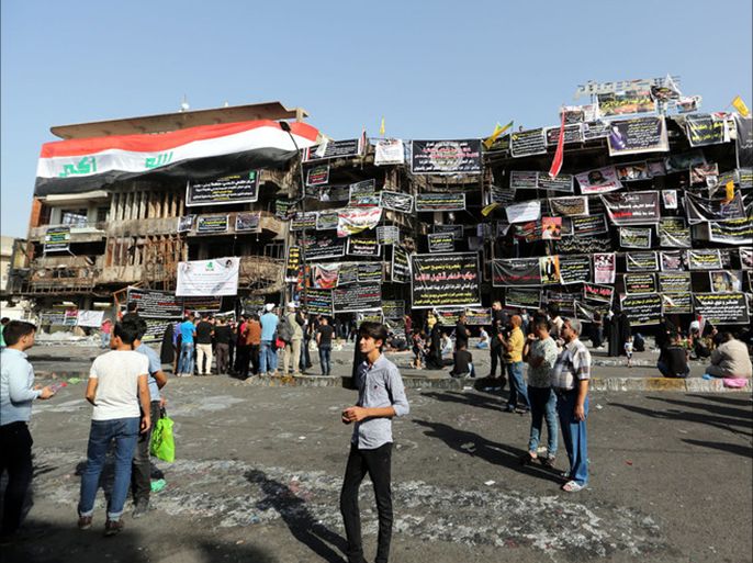 epa05409930 Iraqis take part in a prayer vigil at the site of a suicide truck bomb attack in Karada in central Baghdad, Iraq, 06 July 2016