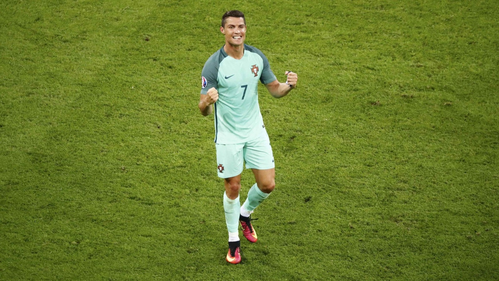 ‪رونالدو عادل رقم بلاتيني من حيث الأهداف المسجلة في كأس أمم أوروبا‬ (رويترز)