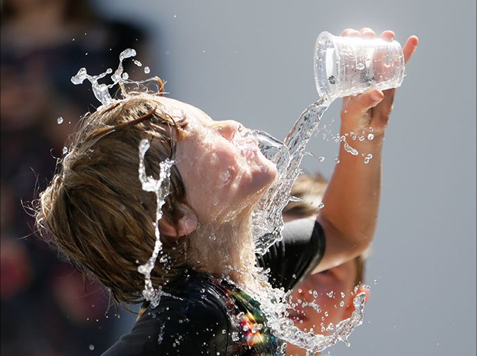 epa05107946 Children cool off on a hot summer day at the Australian Open tennis tournament in Melbourne, Australia, 18 January 2016. The Australian Open tennis tournament runs from 18 to 31 January 2016. EPA/MADE NAGI