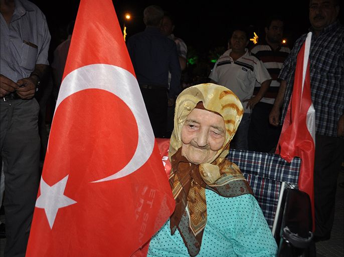 عمرها 113 عامًا..معمرة تركية تشارك في مظاهرات "صون الديمقراطية" الرافضة للانقلاب