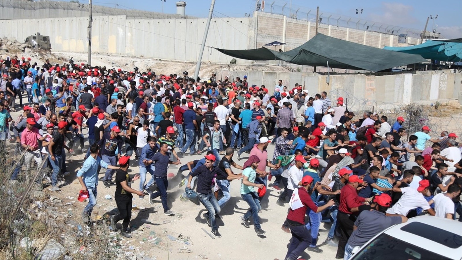 الفلسطينيون اشتبكوا مع الشرطة الإسرائيلية في حاجز قلنديا العسكري (الأناضول)