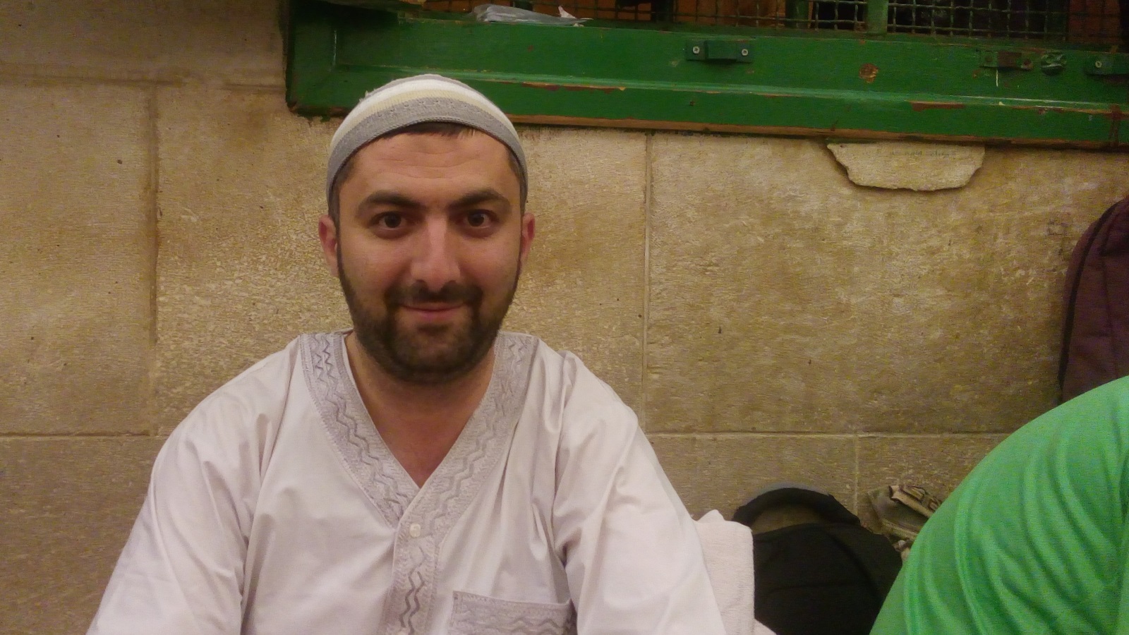 ‪‬ رضا عصفور فلسطيني من بلدة سنجل شمال رام الله معتكف في المسجد الأقصى(الجزيرة نت)