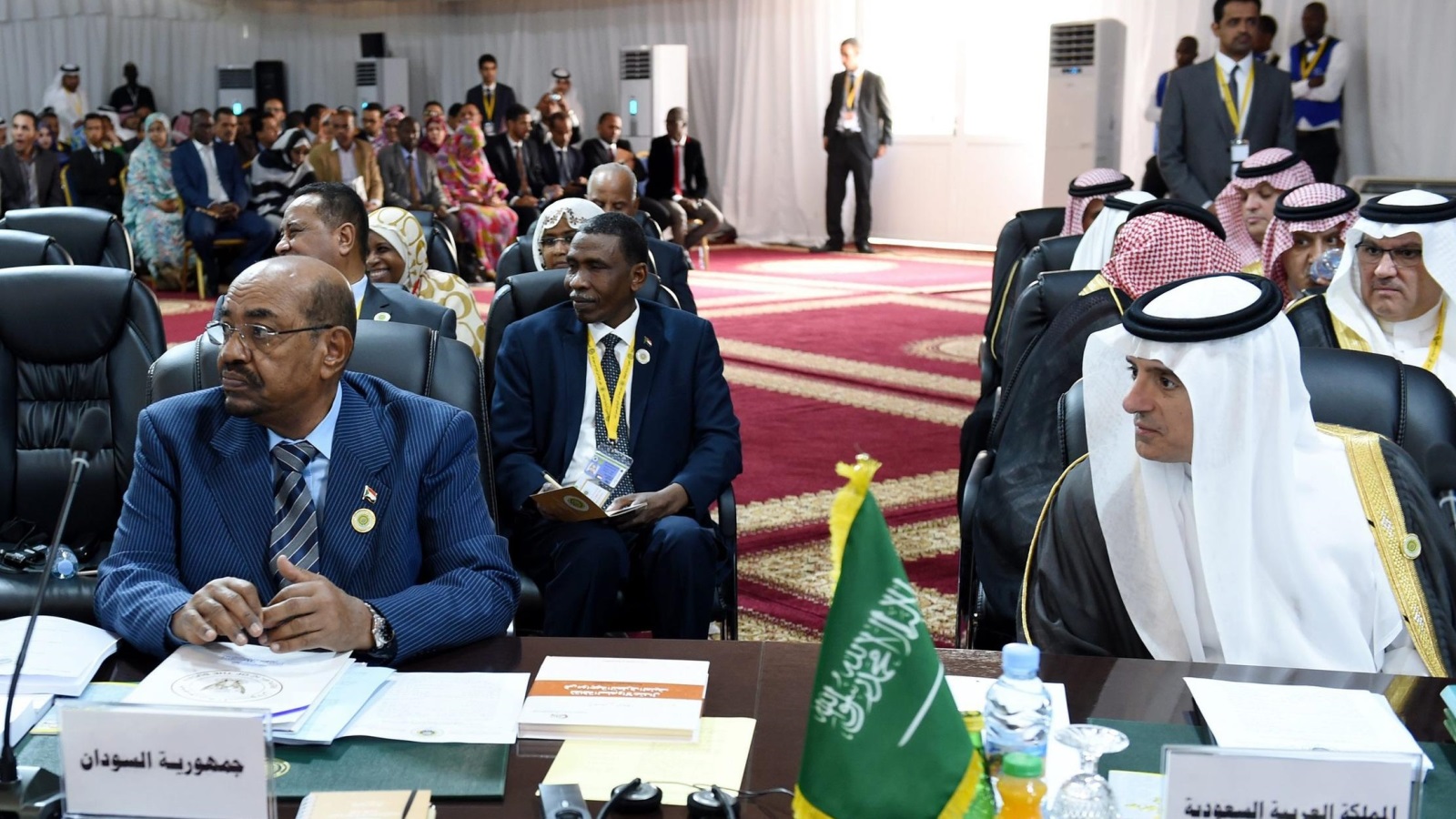 ‪الرئيس السوداني عمر البشير (يسار) وبجواره وزير الخارجية السعودي الذي ترأس وفد بلاده‬ (الأوروبية)