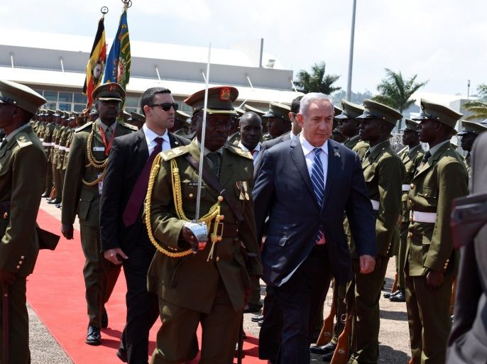 Israeli Prime Minister Benjamin Netanyahu (C) inspects a guard of honor after arriving at the Entebbe airport in Uganda, July 4, 2016. REUTERS/Presidential Press Unit/Handout via REUTERS ATTENTION EDITORS - THIS IMAGE WAS PROVIDED BY A THIRD PARTY. EDITORIAL USE ONLY.