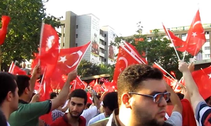 مشاهد الاحتفال في إسطنبول بفشل المحاولة الانقلابية