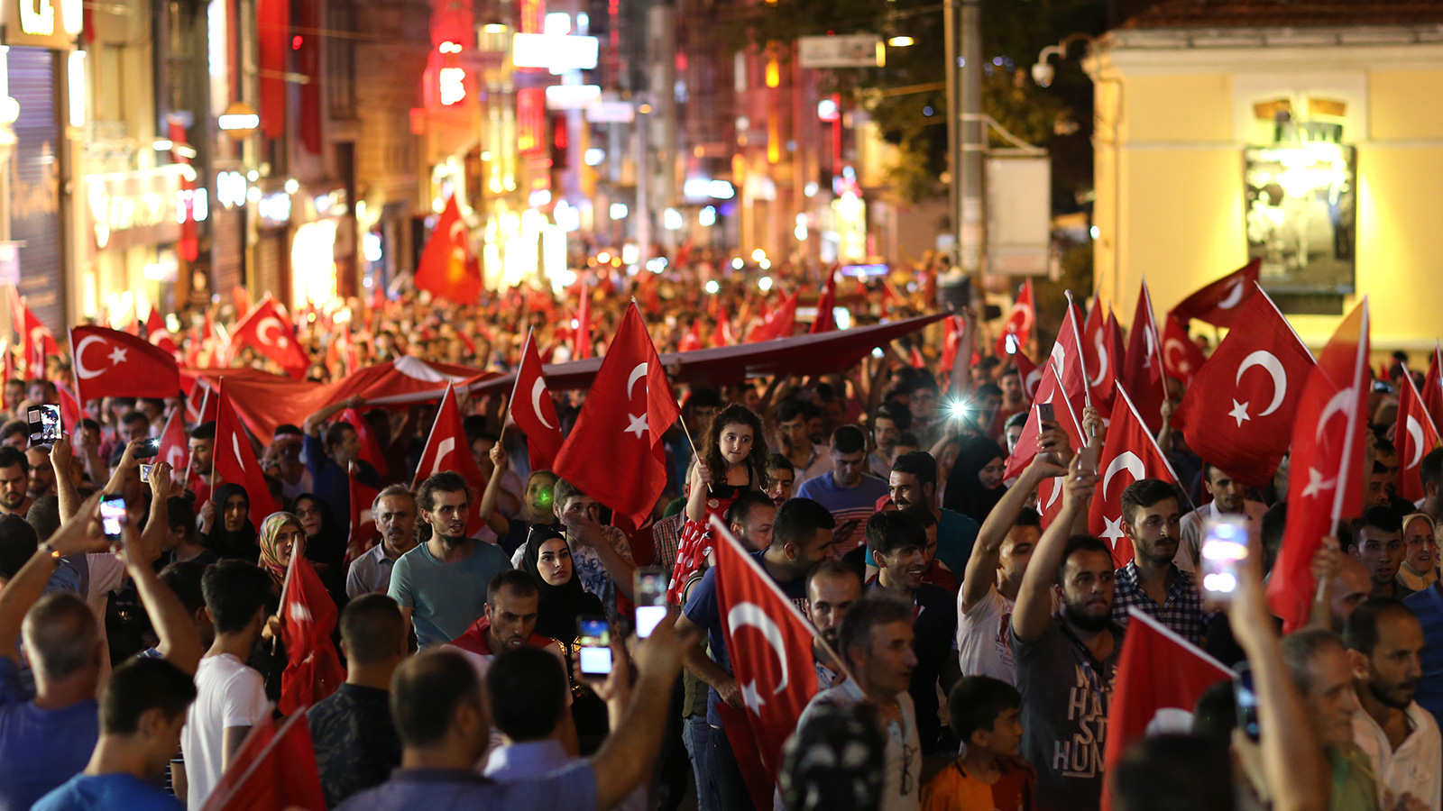 ‪احتفال بفشل الانقلاب في ميدان تقسيم بإسطنبول‬ (الأوروبية)