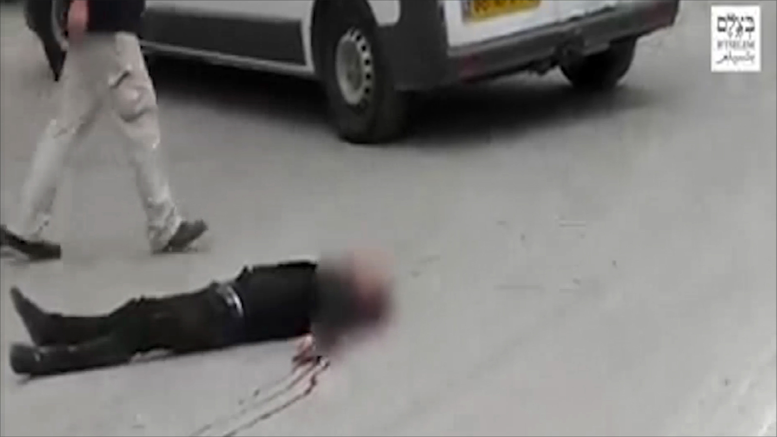 صورة من فيديو يظهر مقتل فلسطيني على يد جندي إسرائيلي بمدينة الخليل (ناشطون)