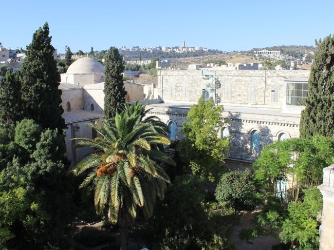 القدس - كنيسة القديسة حنة ومن ورائها جبل الزيتون
