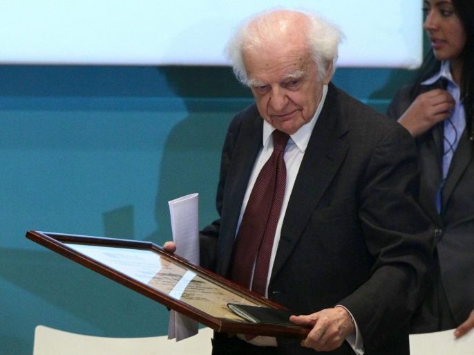French poet Yves Bonnefoy receives the FIL Award of Literature in Romance Language 2013 in the International Book Fair of Guadalajara (FIL) in Guadalajara, Mexico, 30 November 2013. The event, in which Israel is the guest country, begins on 30 November amid extraordinary security measures due to the attendance of Israeli President Shimon Peres. The FIL will run until next 08 December.