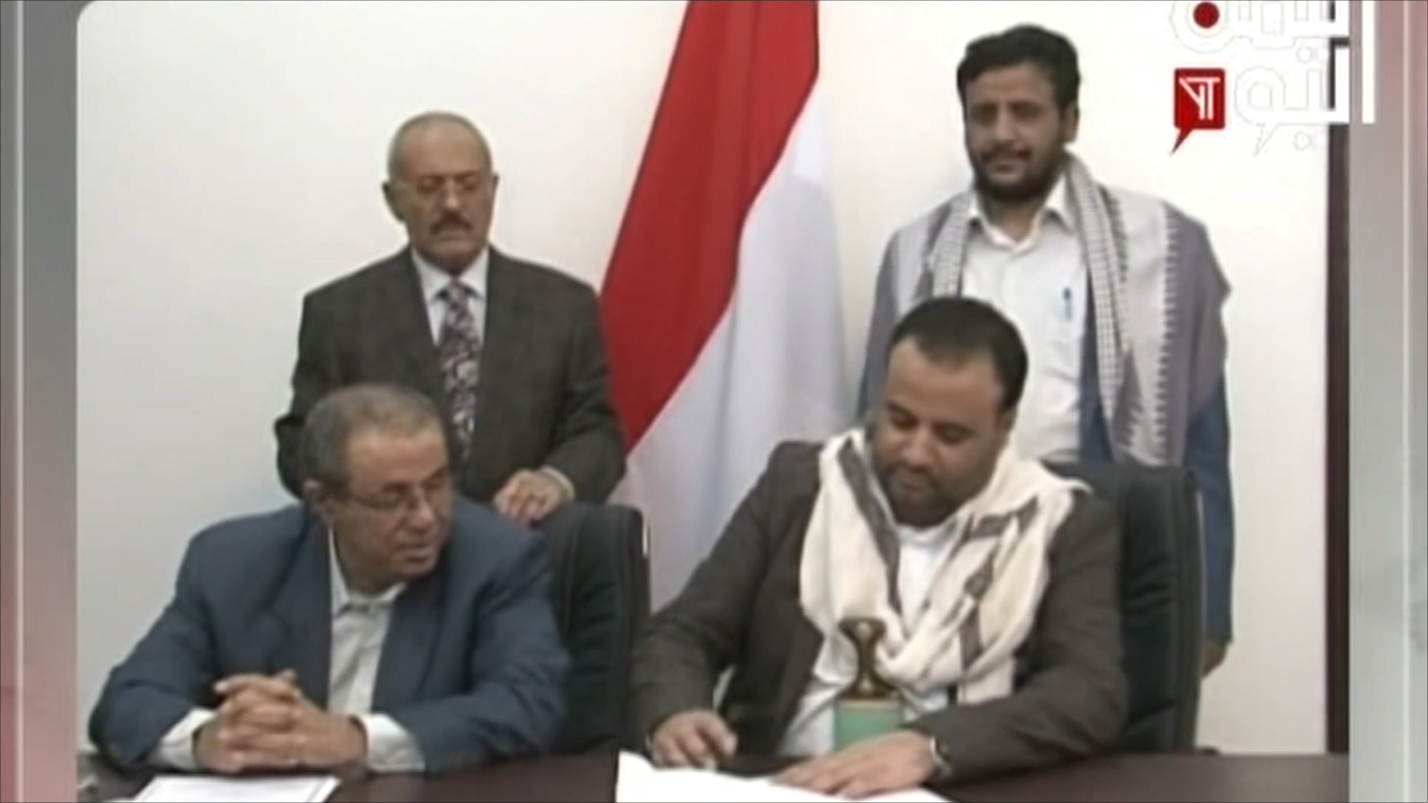 ‪وفد الحوثيين وصالح أثناء توقيع ما يعرف بالمجلس السياسي‬ (الجزيرة)