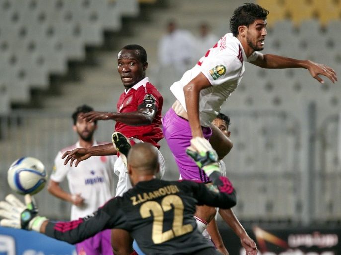 Al Ahly's player John Antwi (C) in action against an Wydad Casablanca player Amine Attouchi (R) and goalkeeper Mohamed Akid during the African Champions League (CAF) group stage match between Al Ahly and Asec Mimosas at Borg Al Arab stadium in Alexandria, Egypt, 16 July 2016.