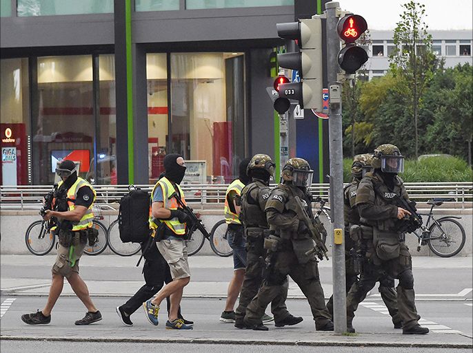 epa05437089 Special police forces approach the scene of a shooting at the Olympia shopping centre in Munich, Germany, 22 July 2016. Several people were reported dead and several more injured after a shooting spree in Munich's Olympia shopping centre. Public transport was brought to a halt as the search for the gunman is underway.  EPA/FELIX HOERHAGER