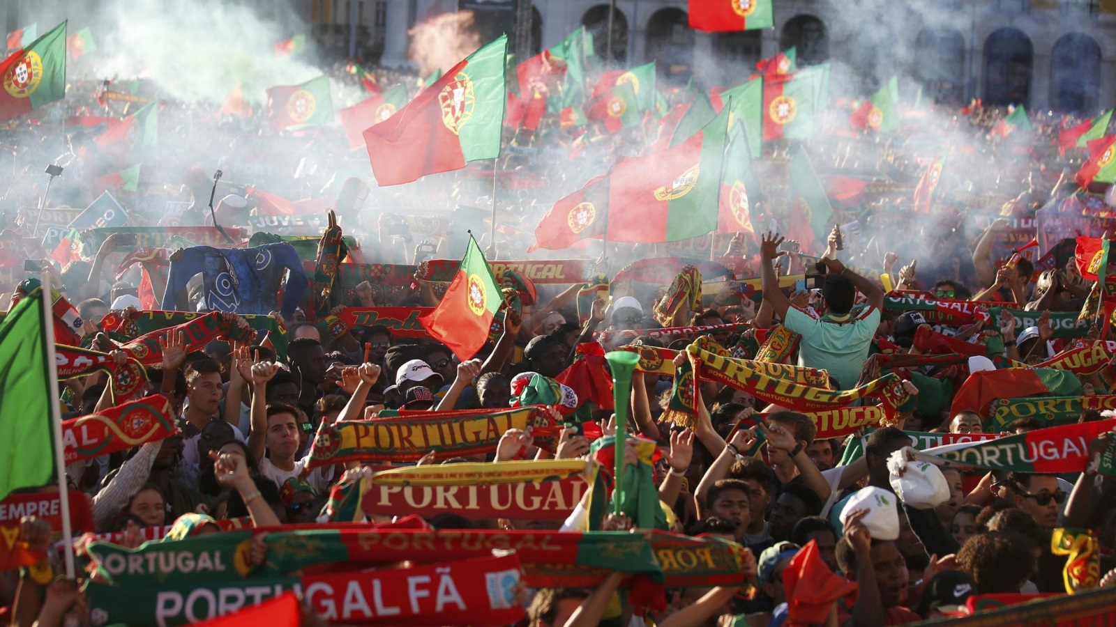 ‪احتفالات بلشبونة أثناء المبارات النهائية ضد فرنسا‬ (رويترز)
