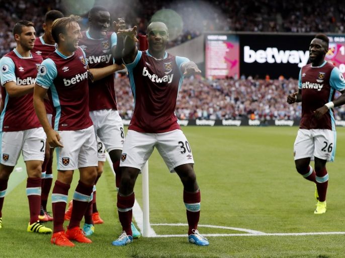 Britain Soccer Football - West Ham United v AFC Bournemouth - Premier League - London Stadium - 21/8/16 West Ham United's Michail Antonio celebrates scoring their first goal with team mates Action Images via Reuters / Carl Recine Livepic EDITORIAL USE ONLY. No use with unauthorized audio, video, data, fixture lists, club/league logos or "live" services. Online in-match use limited to 45 images, no video emulation. No use in betting, games or single club/league/player p