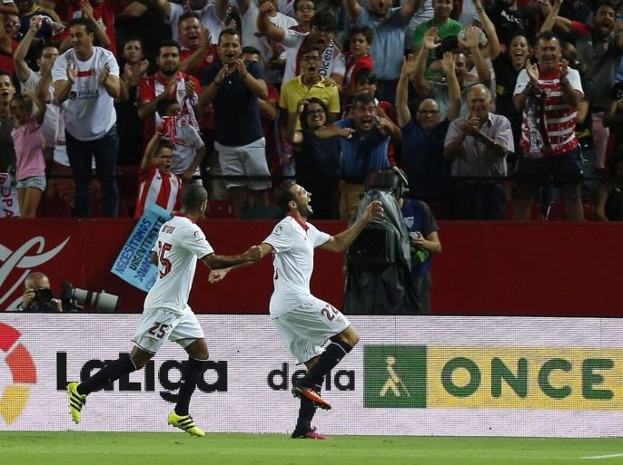 Sevilla FC's Franco Vazquez (R) celebrates after scoring against RCD Espanyol during the Spanish Primera Division soccer match between Sevilla and Espanyol at Sanchez Pizjuan stadium in Sevilla, 20 August 2016.