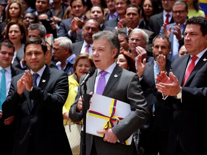 Colombia's President Juan Manuel Santos (C) declares a definitive ceasefire with FARC in Bogota, Colombia, August 25, 2016. REUTERS/John Vizcaino