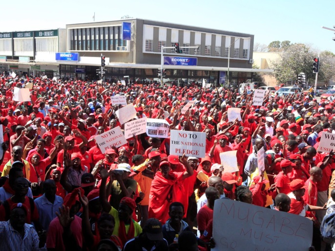‪(رويترز)‬ احتجاج نظمته حركة معارضة الأسبوع الماضي ضد حكم موغابي وسوء إدارته للاقتصاد