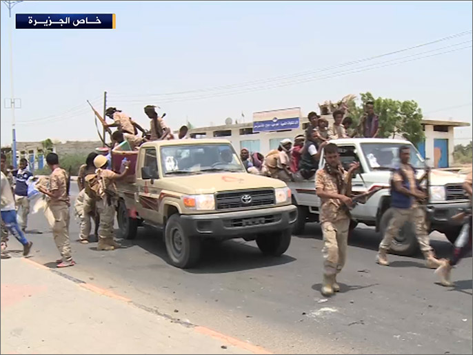 القوات الشرعية اليمنية نشرت تعزيزات على ساحل البحر الأحمر لطرد الحوثيين من مضيق باب المندب (الجزيرة)