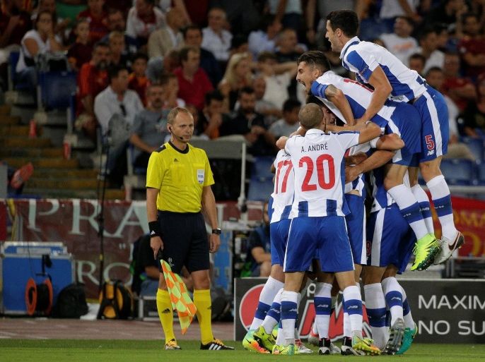 Football Soccer - AS Roma v FC Porto - UEFA Champions League Qualifying Play-Off Second Legs - Olympic stadium, Rome, Italy - 23/8/2016. FC Porto's Miguel Layun celebrates with teammates after scoring against AS Roma. REUTERS/Max Rossi