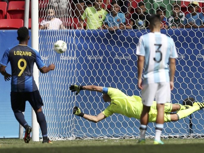 2016 Rio Olympics - Soccer - Men's First Round - Group D Argentina v Honduras - Mane Garrincha Stadium - Brasilia, Brazil - 10/08/2016. Anthony Lozano (HON) of Honduras scores on a penalty kick as Goalkeeper Geronimo Rulli (ARG) of Argentina dives to try and make the save. REUTERS/Ueslei Marcelino FOR EDITORIAL USE ONLY. NOT FOR SALE FOR MARKETING OR ADVERTISING CAMPAIGNS.