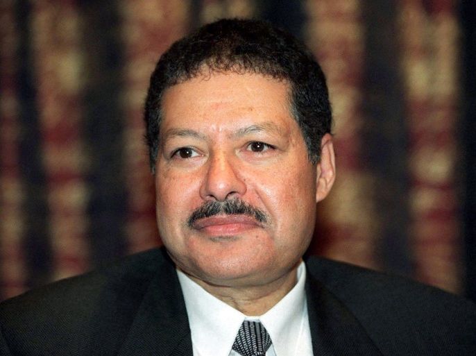Egypt's Ahmed Zewail, Nobel prize winner for chemistry, poses at a news conference in Stockholm December 7, 1999. REUTERS/Stringer/File photo **SWEDEN/NORWAY OUT**NORWAY OUT. NO COMMERCIAL OR EDITORIAL SALES INNORWAY. SWEDEN OUT. NO COMMERCIAL OR EDITORIAL SALES IN SWEDEN
