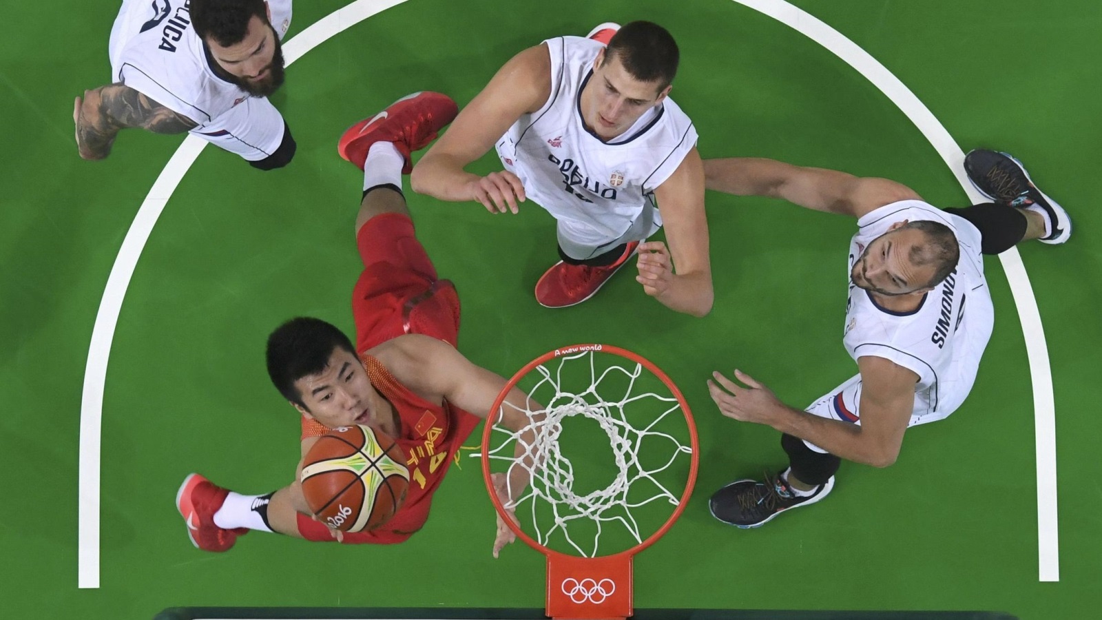 جانب من مباراة الصين وصربيا في منافسات كرة السلة (رويترز)