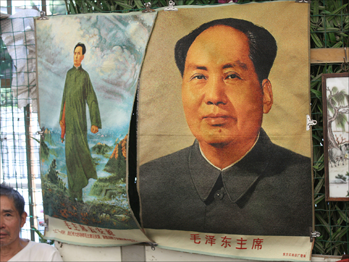 ‪صورة الزعيم الصيني الراحل ماو تسي تونغ في ركن المقتنيات المتعقلة بالثورة الثقافية‬ (الجزيرة نت)