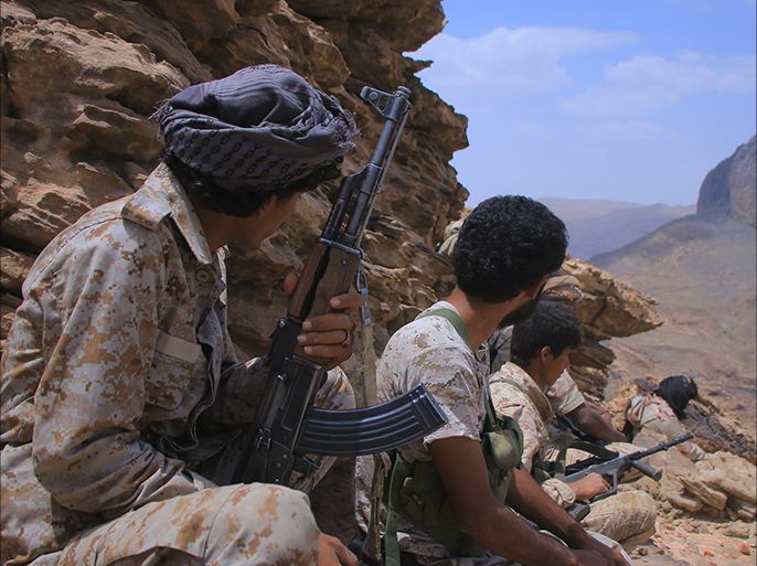 جنود موالون لهادي يتخذون مواقعهم في منطقة نهم قرب صنعاء (الجزيرة)