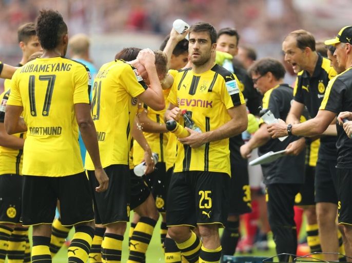 Dortmund's team during a drinking break at the match of Borussia Dortmund against FSV Mainz 05 on the first match day of the Bundesliga at Signal Iduna Park in Dortmund, Germany, 27 August 2016.(EMBARGO CONDITIONS - ATTENTION: Due to the accreditation guidelines, the DFL only permits the publication and utilisation of up to 15 pictures per match on the internet and in online media during the match.)