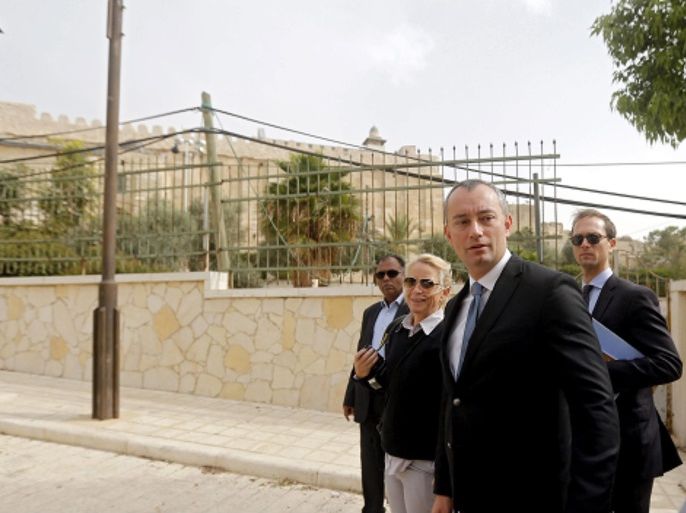 United Nations Special Coordinator for the Middle East Peace Process, Nickolay Mladenov (2-R) walks with observers of the Temporary International Presence in Hebron (TIPH) as they visit al-Shuhada street and Ibrihimi mosque in the West Bank city of Hebron, 04 November 2015.