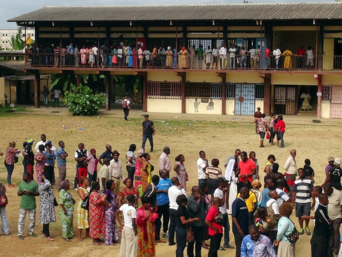 ‪(رويترز)‬ الغابونيون في طابور طويل بانتظار الاقتراع
