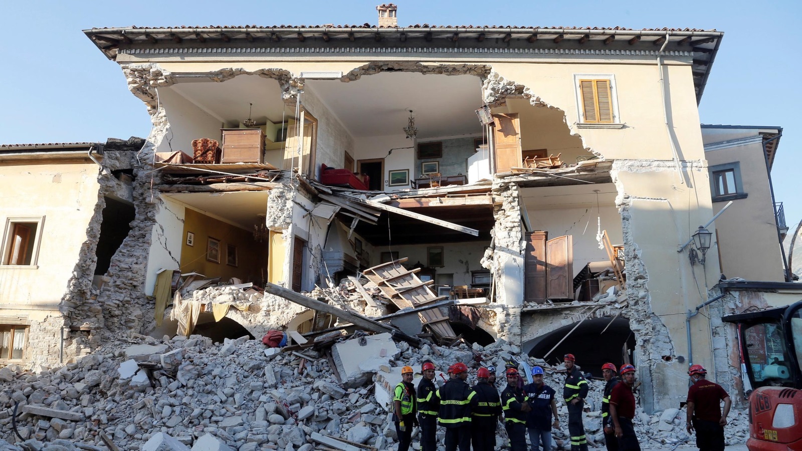 ‪أحد المنازل التي دمرها الزلزال في مدينة أماتريتشي وسط إيطاليا‬ (رويترز)