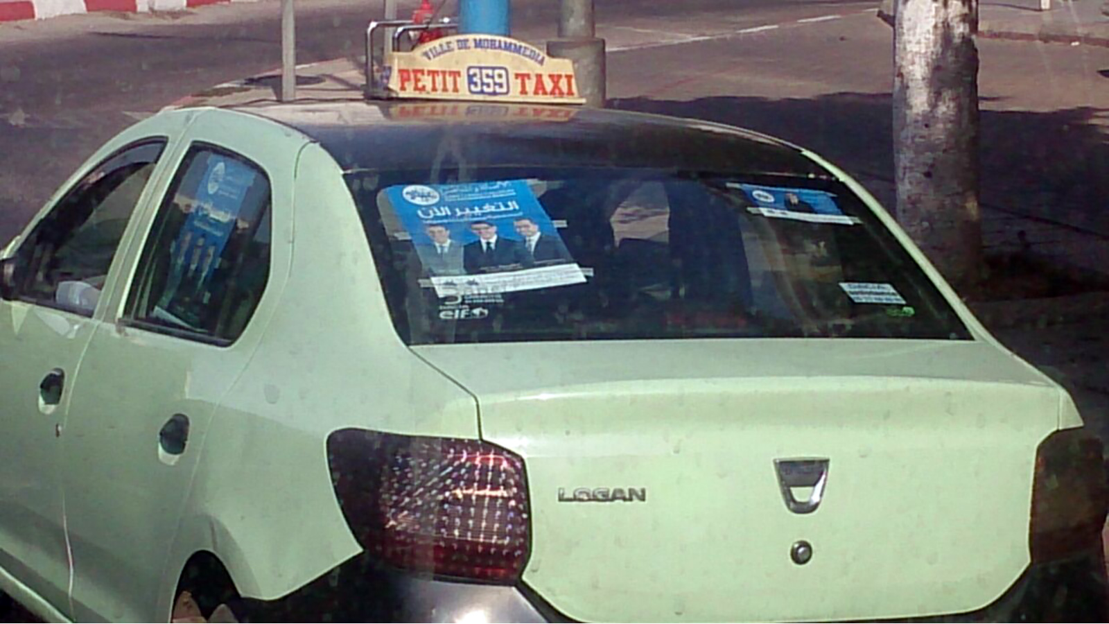 بعض الأحزاب وضعت ملصقات لمرشحيها على زجاج سيارات أجرة صغيرة مقابل 40 دولارا (الجزيرة)