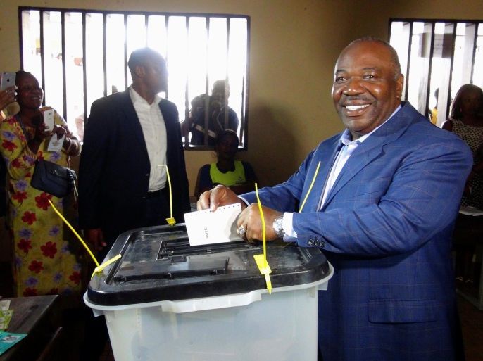 Gabon's President Ali Bongo Ondimba votes during the presidential election in Libreville, Gabon, August 27, 2016. REUTERS/Gerauds Wilfried Obangome TPX IMAGES OF THE DAY FOR EDITORIAL USE ONLY. NO RESALES. NO ARCHIVES