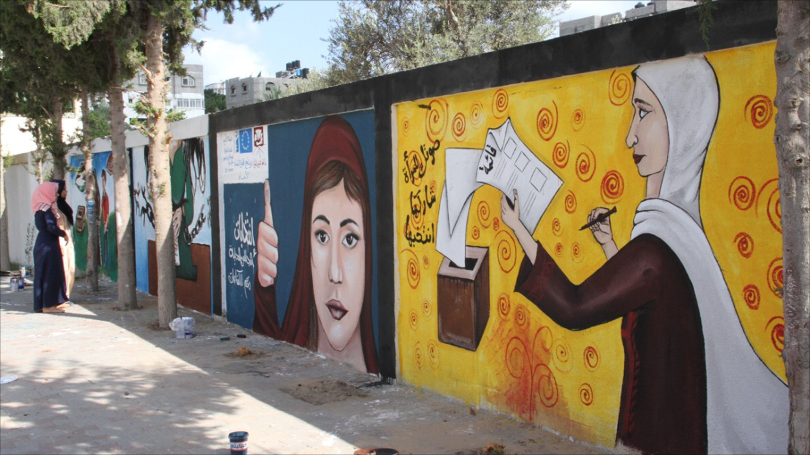 ‪الإعلان على الجدران من بين أبرز الوسائل انتشارا وتأثيرا على الفلسطينيين‬ (الجزيرة)