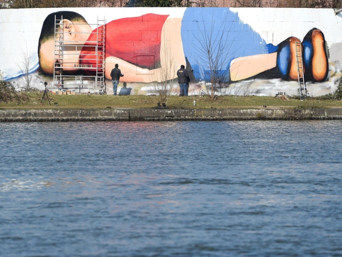 ‪بعد تحولها إلى أيقونة عالمية لمعاناة اللاجئين، أنجز رسامون جدارية ضخمة لصورة أيلان في ميناء فرانكفورت الألماني‬ (الأوروبية)