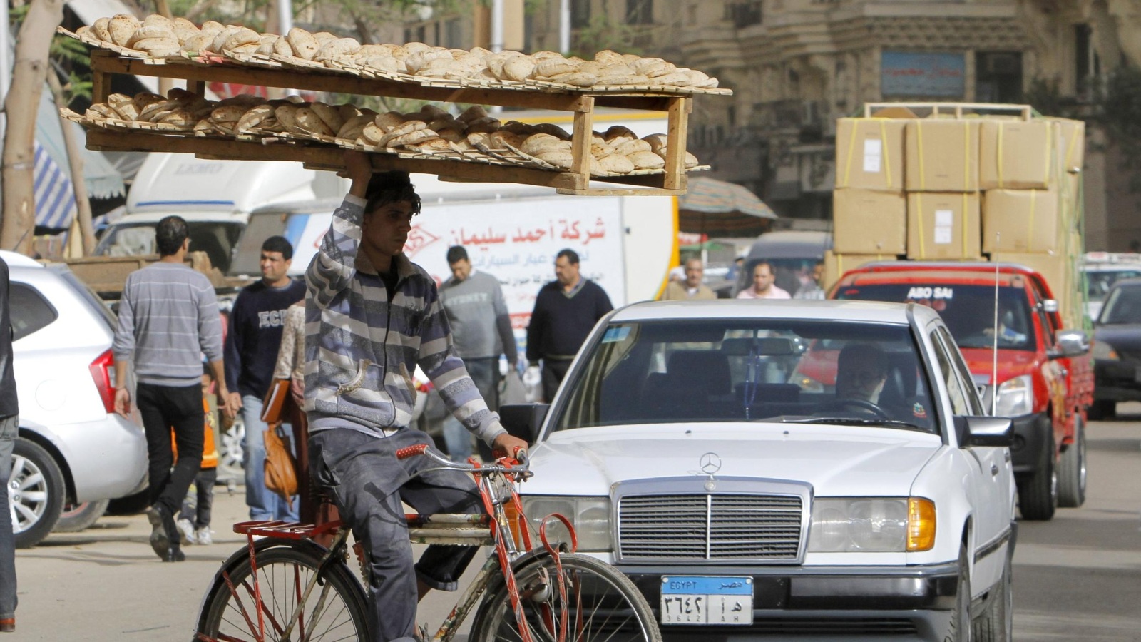 ‪مواطن مصري يبيع الخبز بأحد شوارع القاهرة‬  (أسوشيتد برس)